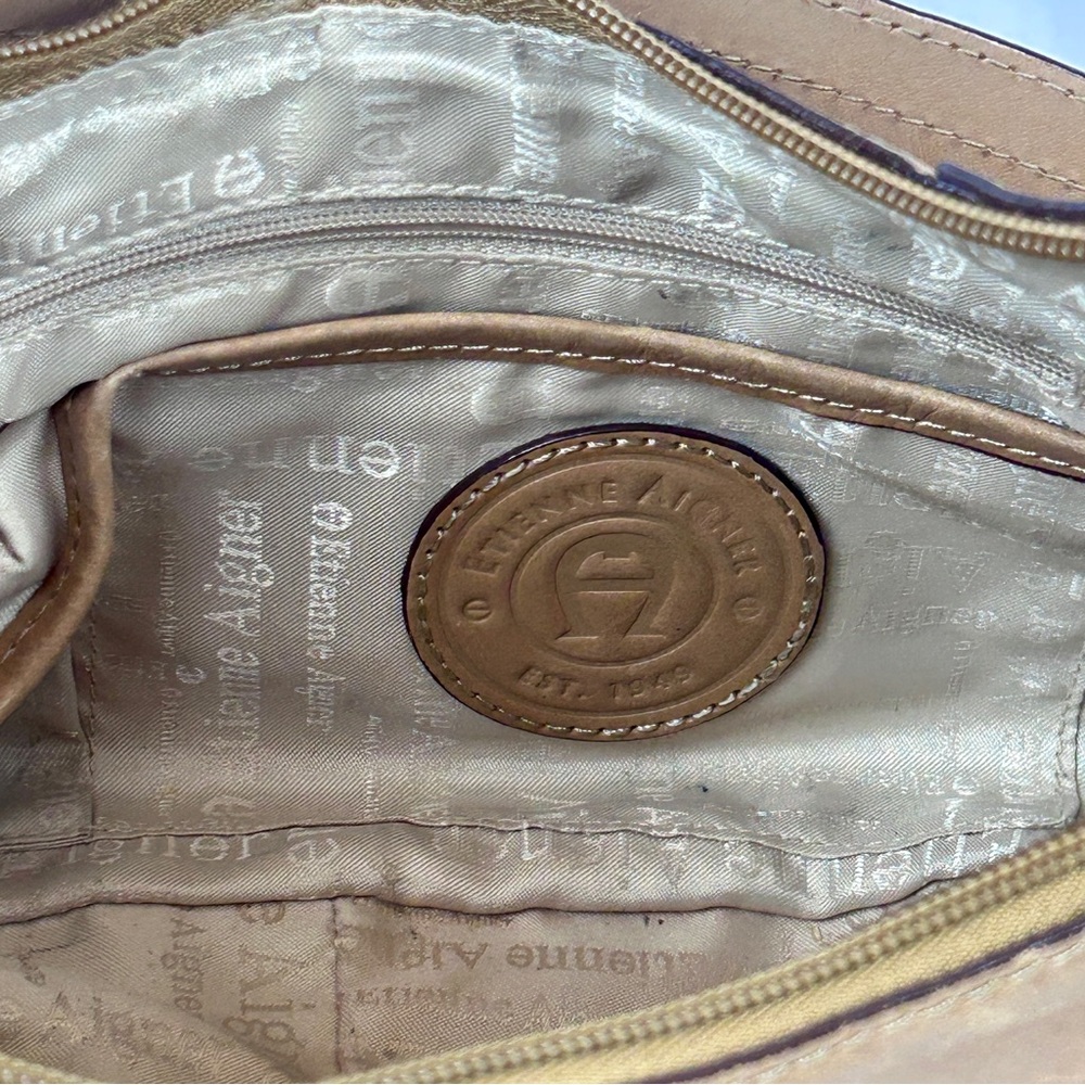 👜 Etienne Aigner Vintage Tan Leather Shoulder Bag –Gold Hardware, Classic Style - Picture 2 of 10